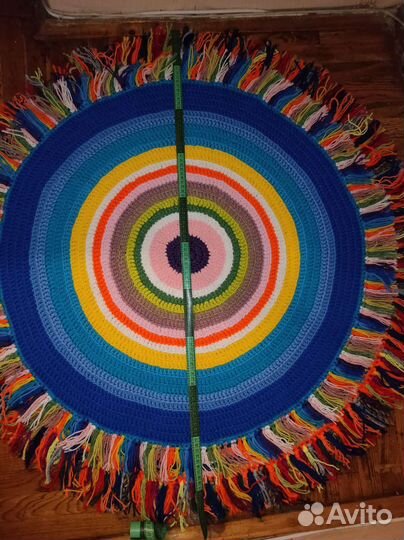 Круглый вязаный ковёр