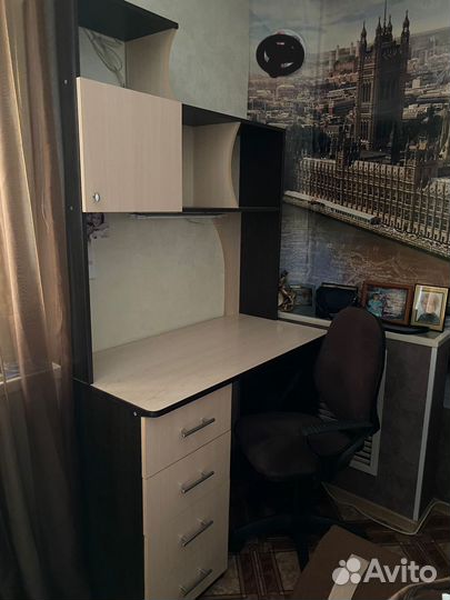 Письменный стол для школьника с полками