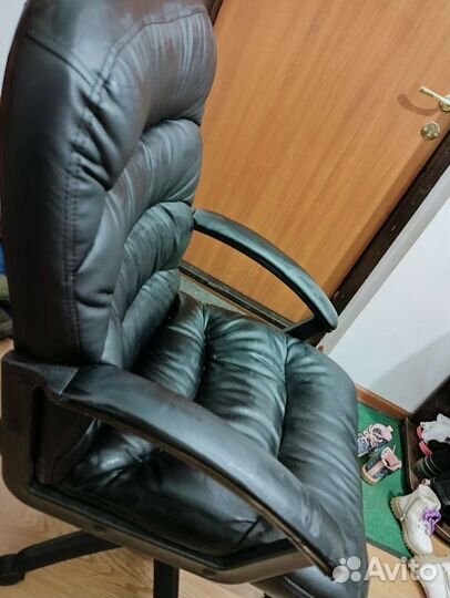 Офисное кожаное кресло бу