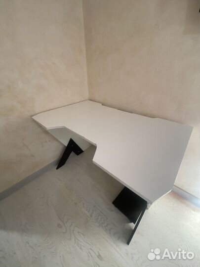 Компьютерный стол геймерский