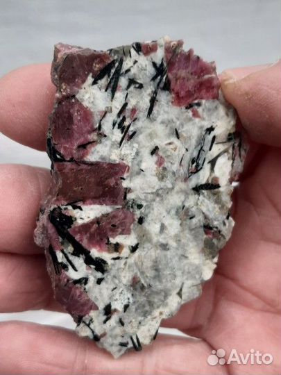 Эвдиалит камень