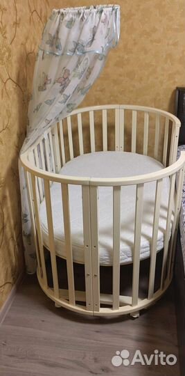 Детская кроватка с маятником