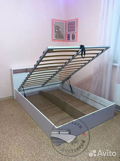 Кровать двуспальная с подъемным механизмом