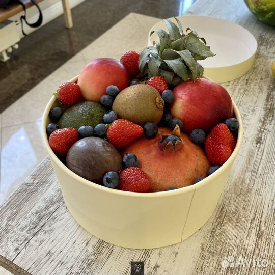 Подарочная корзина с экзотическими фруктами