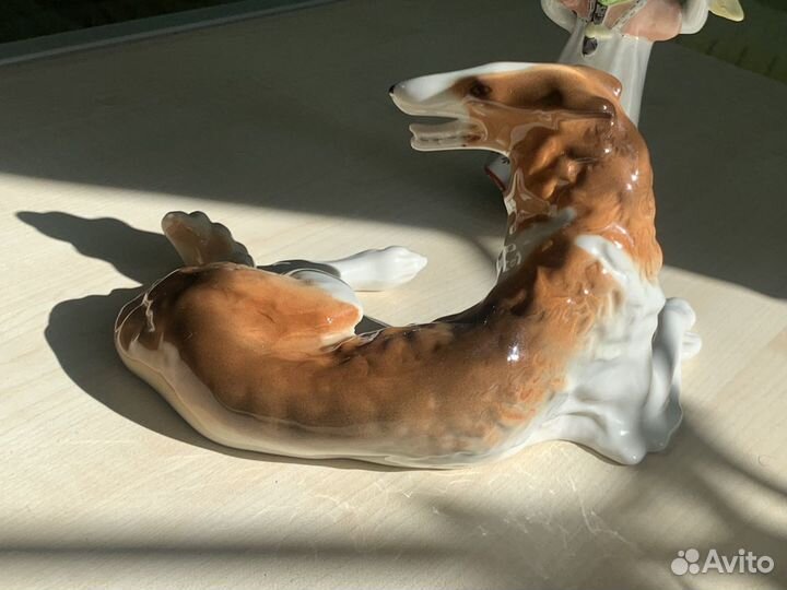 Фарфоровая статуэтка собака