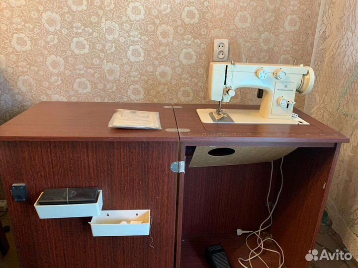 Швейная машинка Чайка 142 м