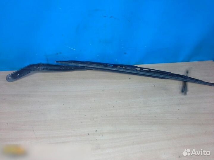 Поводок стеклоочистителя передний левый Mercedes B