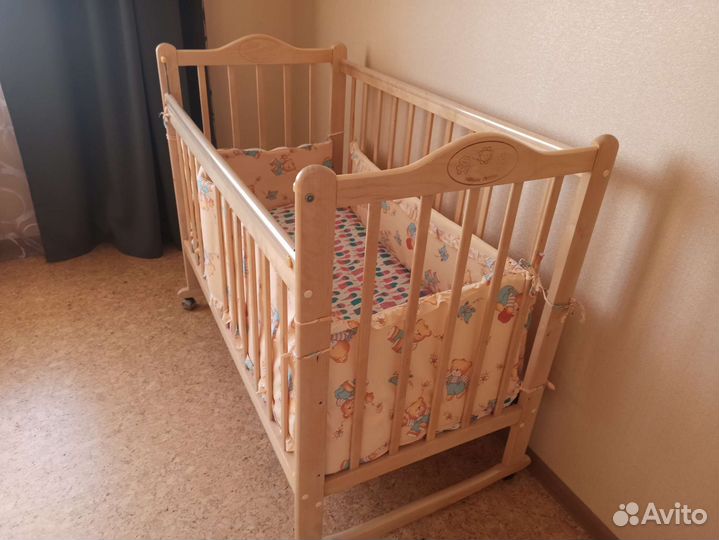 Детская кроватка с матрасом и мягкими стенками
