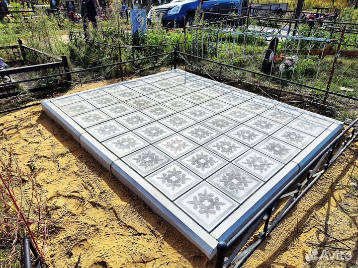 Укладка тротуарной плитки на кладбище