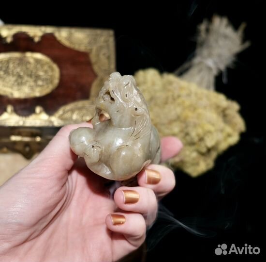 Нефрит Тигр играющий с жемчужиной