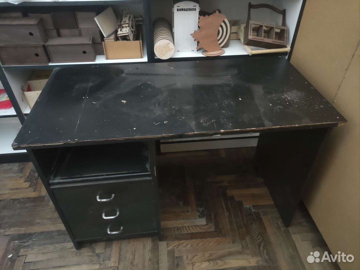 Письменный стол с выдвижными ящиками