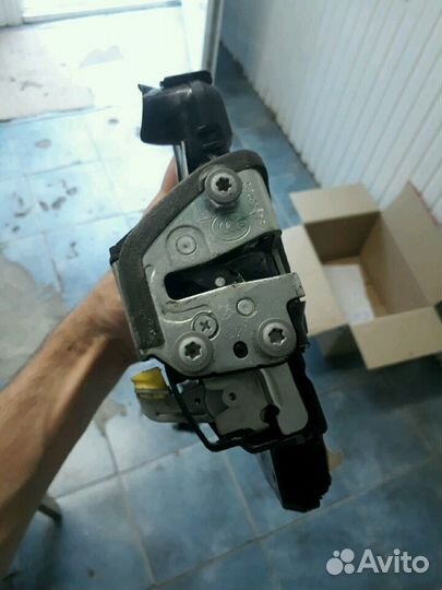 Замок двери Toyota Avensis T250 Тойота Авенсис т25