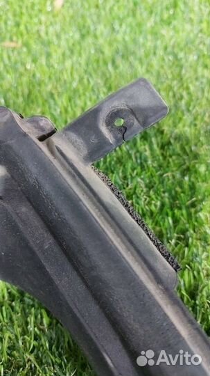 Уплотнитель дверного проема задний правый Tesla