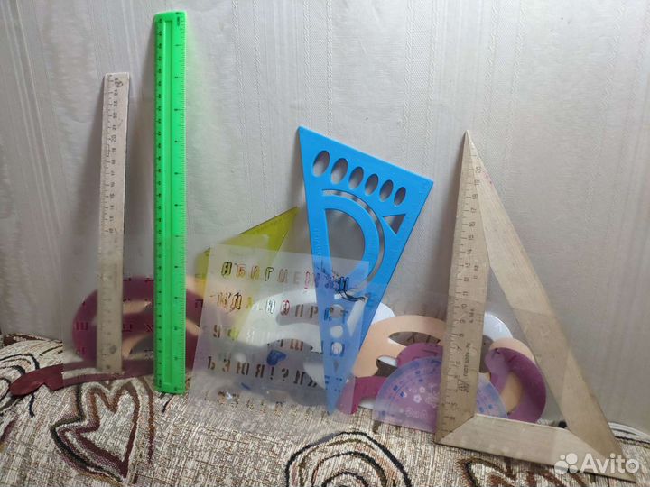 Лекала, линейки, трафареты, перья и другое