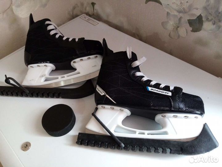 Хоккейные коньки,защита коленей и локтей,клюшка