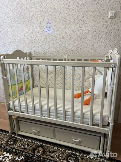 Детская кроватка с маятником