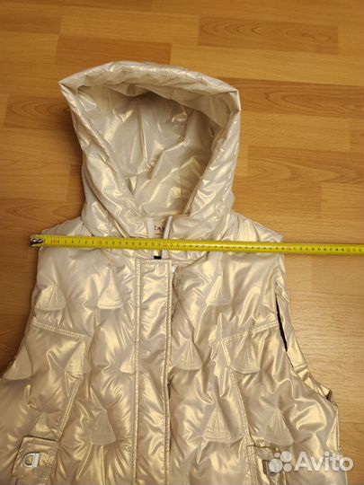 Жилетка женская утепленная с капюшоном