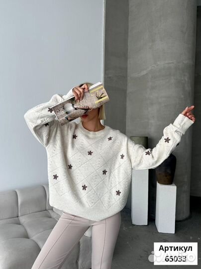 Свитер модный