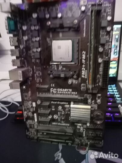 Материнская плата с процессором и памятью