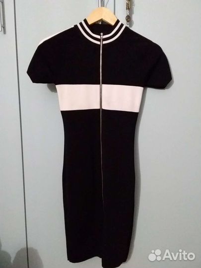 Платье по фигуре на молнии