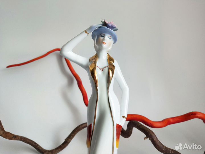 Новая фарфоровая фигурка Девушка в шляпке 22 см