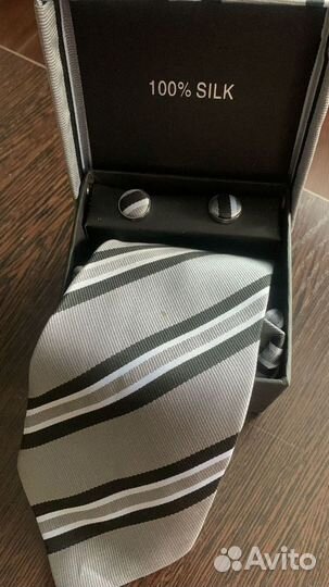 Галстук шелковый и запонки. В подарочной упаковке