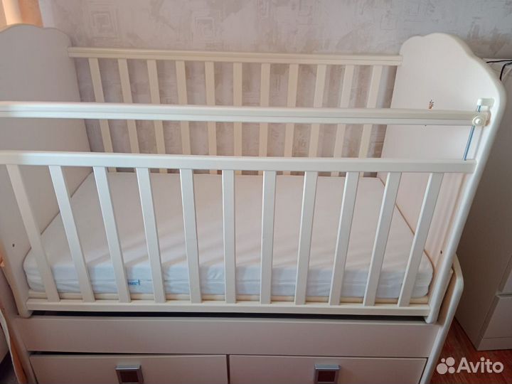 Детская кроватка с маятником и ящиком
