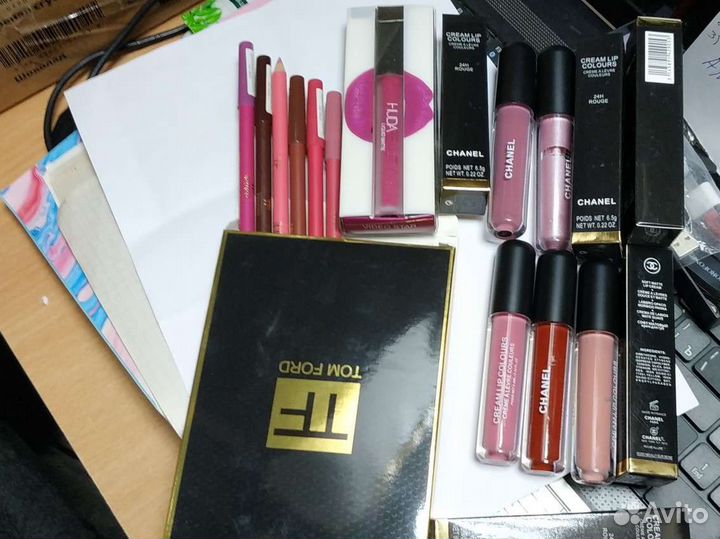 Карандаш для губ и губная помада с кисточкой