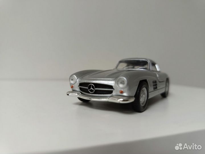 Модель автомобиля 1:43 Mercedes Benz 300 SL W 198