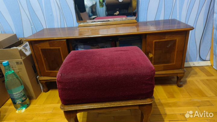 Деревянное трюмо с зеркалом и пуфом