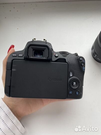 Зеркальный фотоаппарат Canon 200d