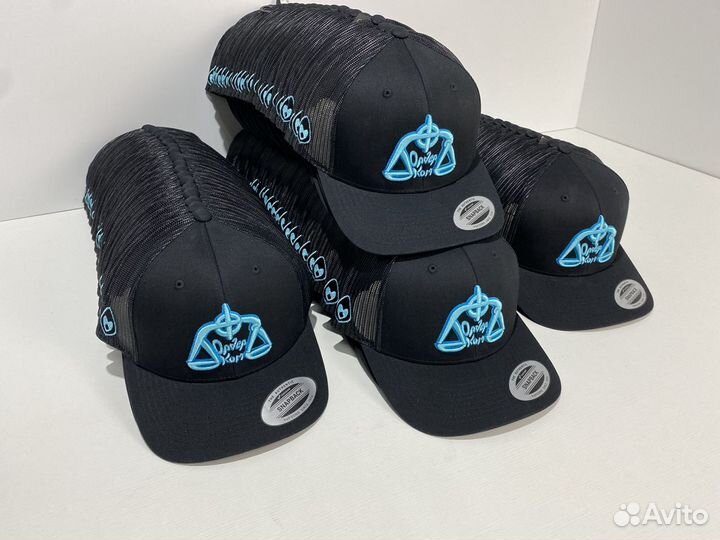 Машинная вышивка на бейсболках кепках шапках