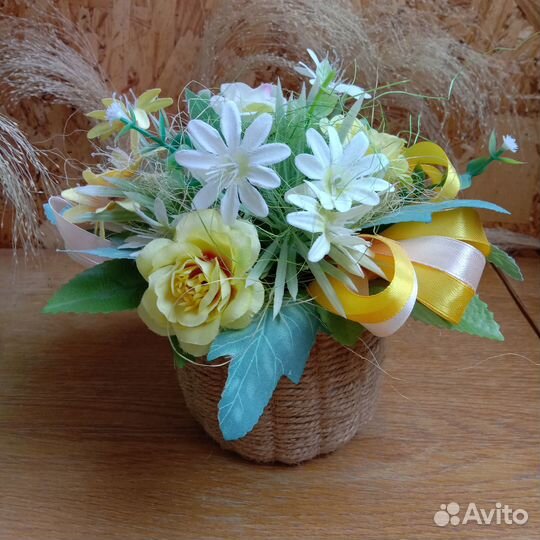 Интерьерная композиция из искусственных цветов