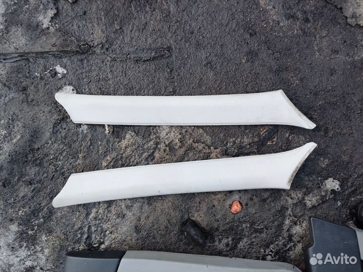 Обшивки стоек у лобового стекла приора