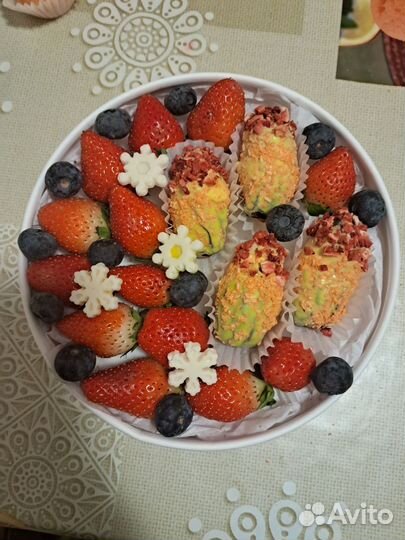 Шоколадные наборы с мандаринами и ягодами