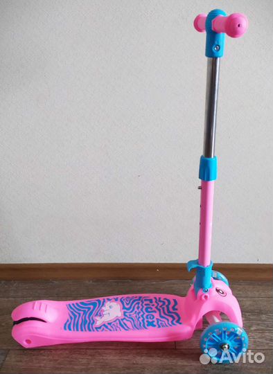 Новый трёхколёсный самокат + шлем