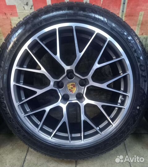 Разноширокие на Porsche Macan R20