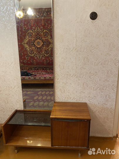 Трюмо с зеркалом