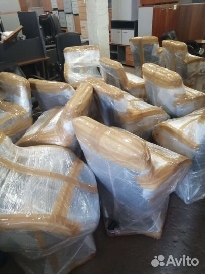 Офисное кожаное кресло