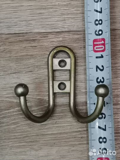 Крючок вешалка настенный