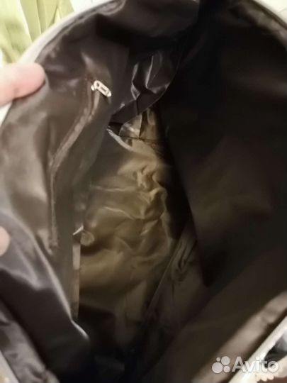 Серебристая спортивная сумка