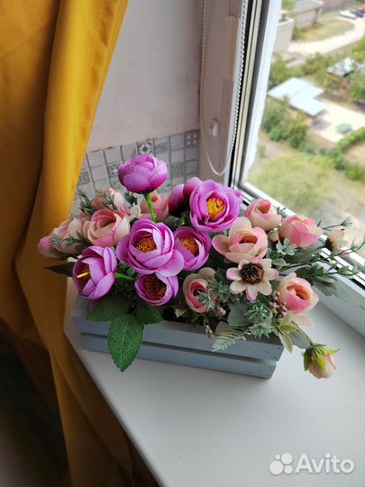 Декоративная композиция цветы в ящике