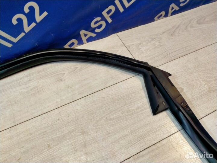 Уплотнительная резинка задняя левая Toyota Cresta