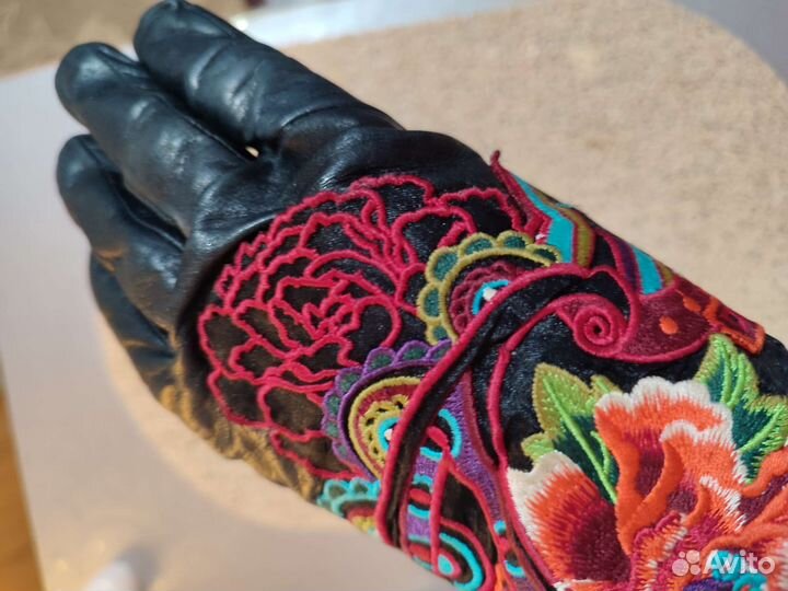 Перчатки кожаные женские с вышивкой