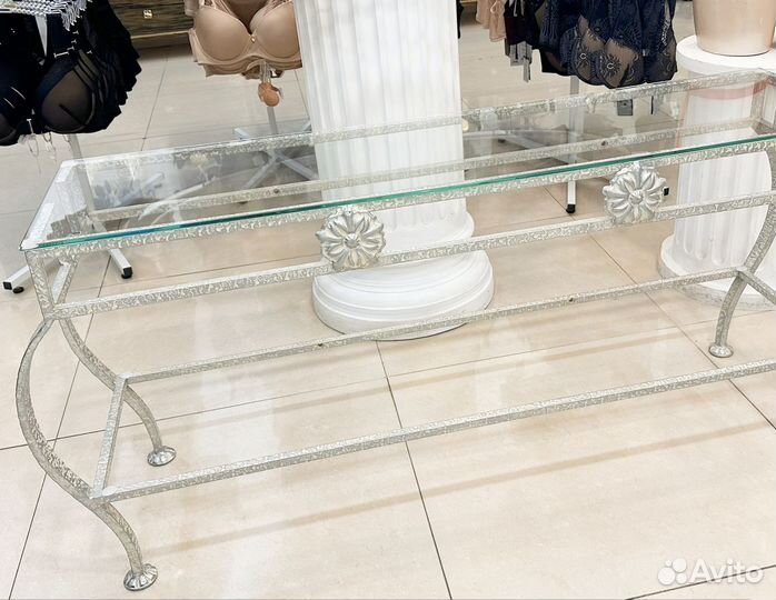 Кованная поставка столик