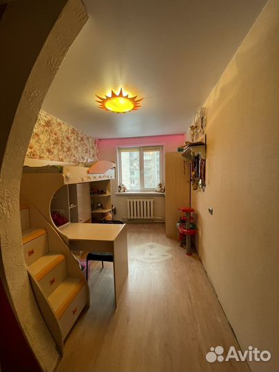 Двухярусная кровать с матрасами, плюс шкаф