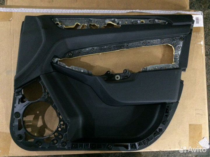 Обшивка двери передняя правая Mercedes Gle W166