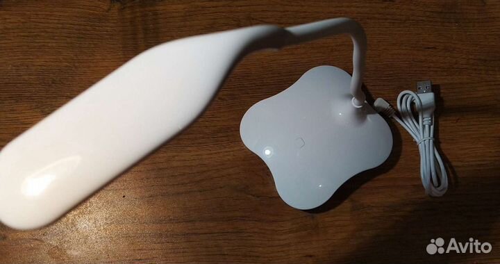 Настольная лампа с аккумулятором и сенсорным выклю