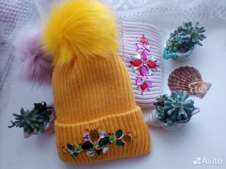 Красивые шапки с камнями и бусинами