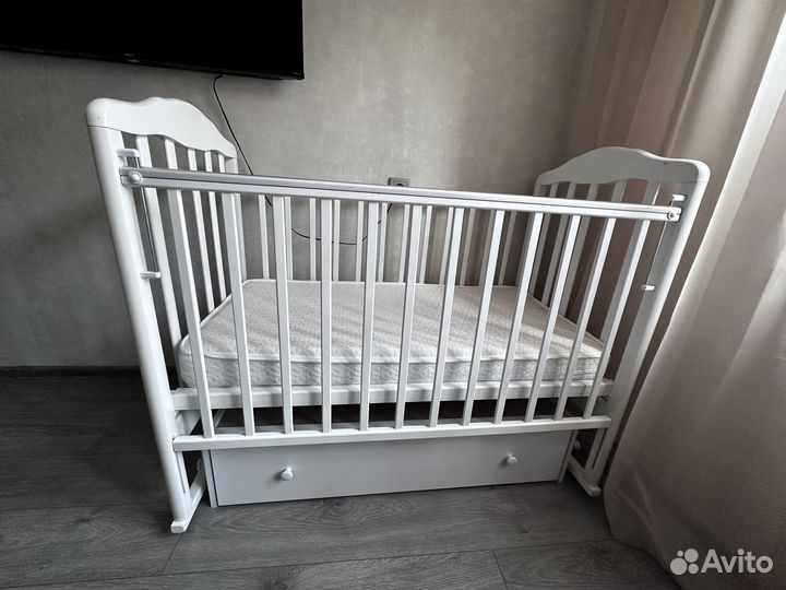 Детская кровать с маятником и ящиком